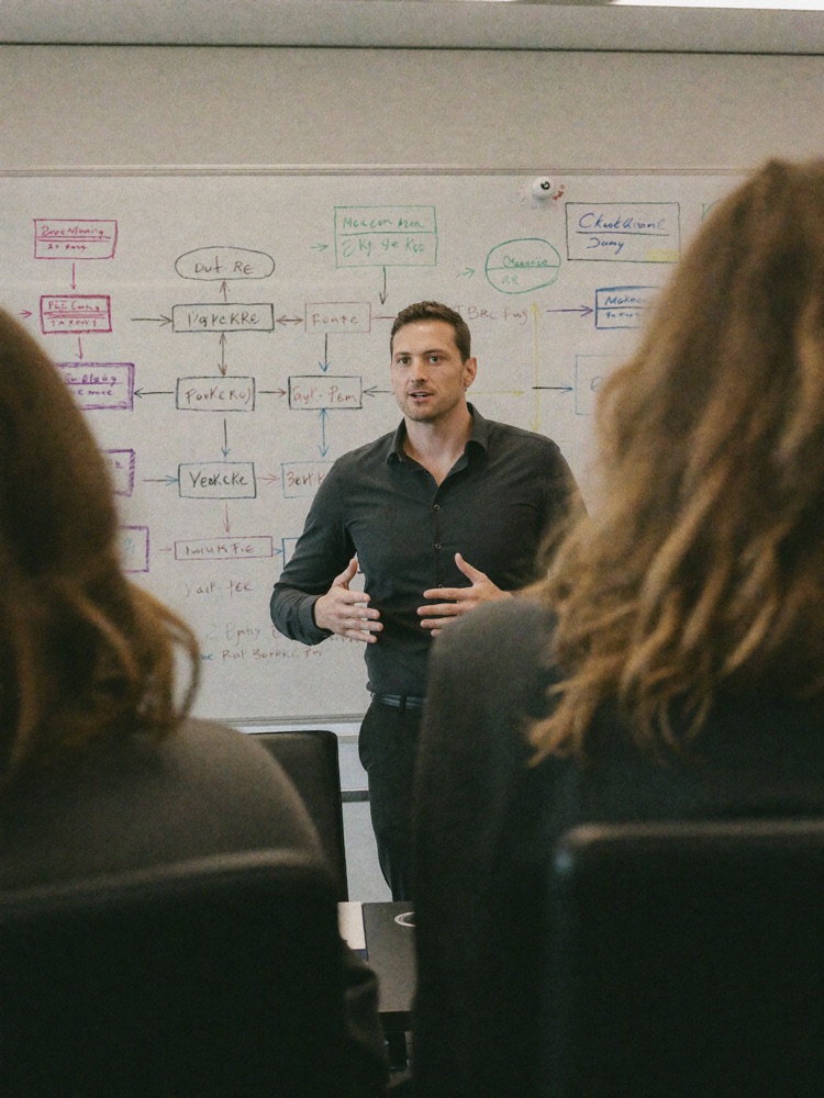 Bernd erklärt am Whiteboard
